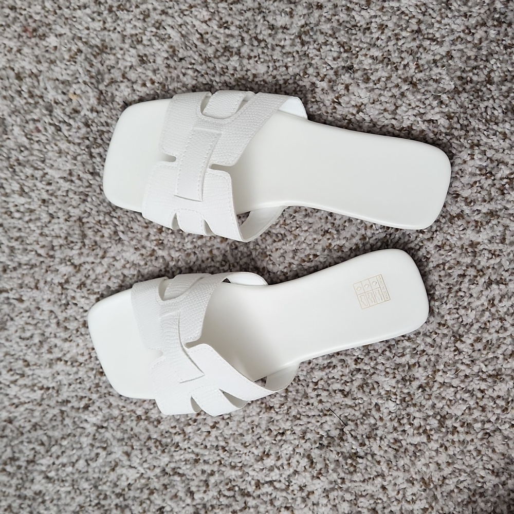 Brand new without tags white leather flat strappy sandals sz 36 or 6